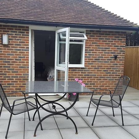 A Peaceful Annex Close To Historic East Grinstead Exterior foto
