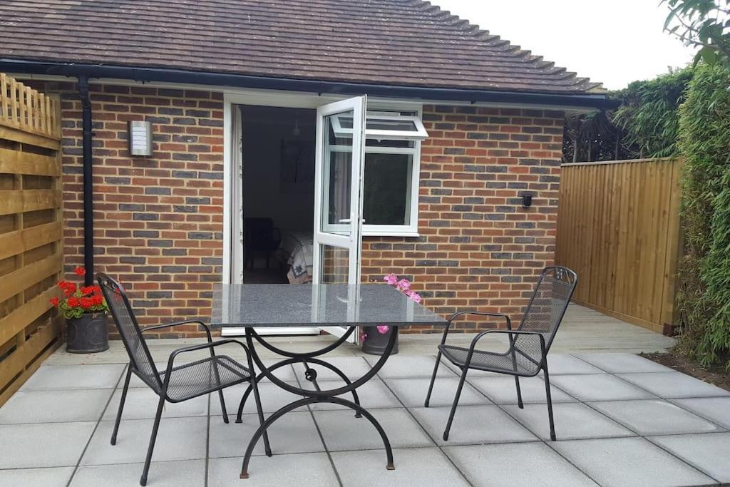 A Peaceful Annex Close To Historic East Grinstead Exterior foto
