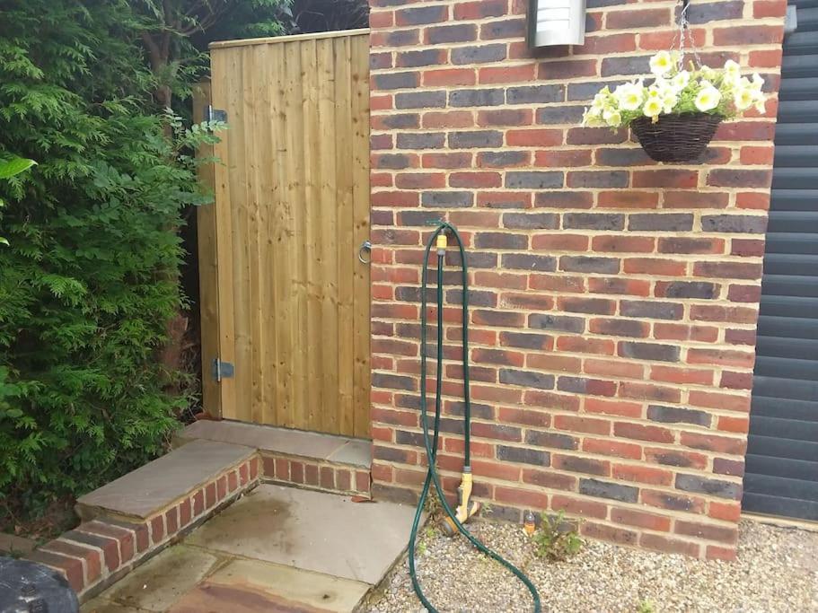 A Peaceful Annex Close To Historic East Grinstead Exterior foto