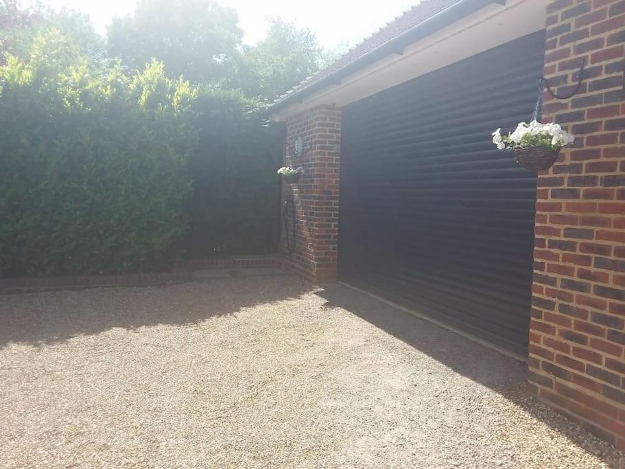A Peaceful Annex Close To Historic East Grinstead Exterior foto