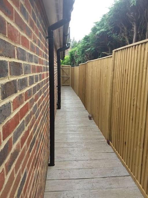 A Peaceful Annex Close To Historic East Grinstead Exterior foto